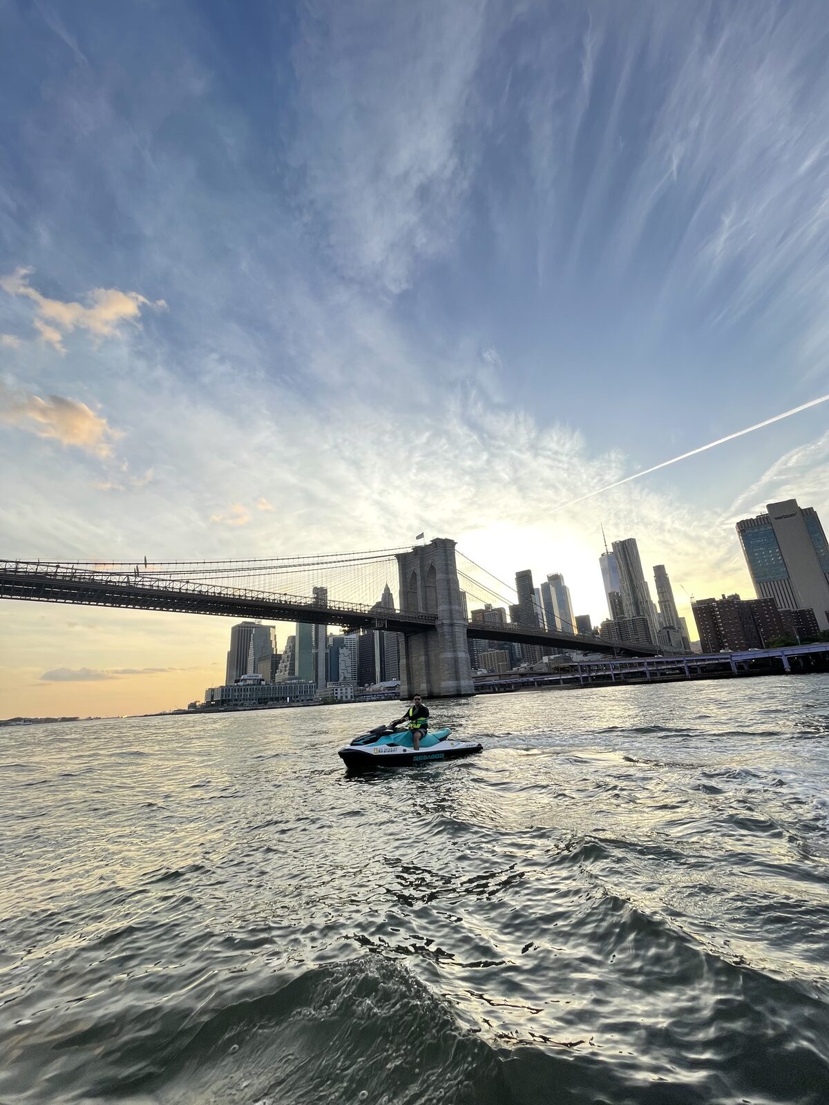 Jet skivel Manhattan előtt - New York a vízről