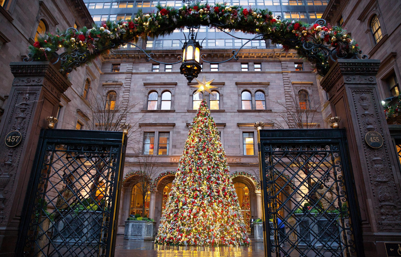 Karácsony a palota udvarán – a Lotte New York Palace mesébe illő karácsonyfája