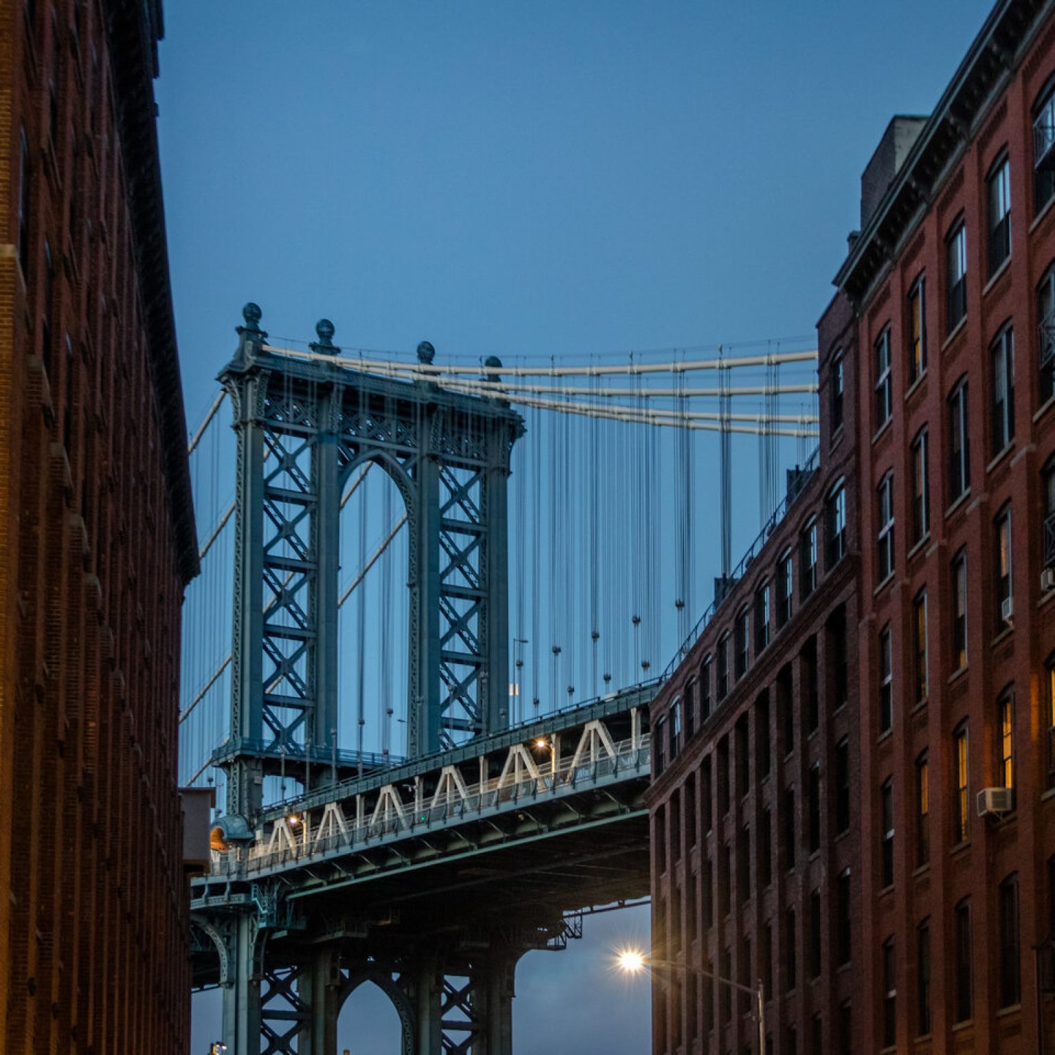rsz manhattan bridge seen from dumbo between brick bui 2025 03 24 12 36 36 utc 1536x1536