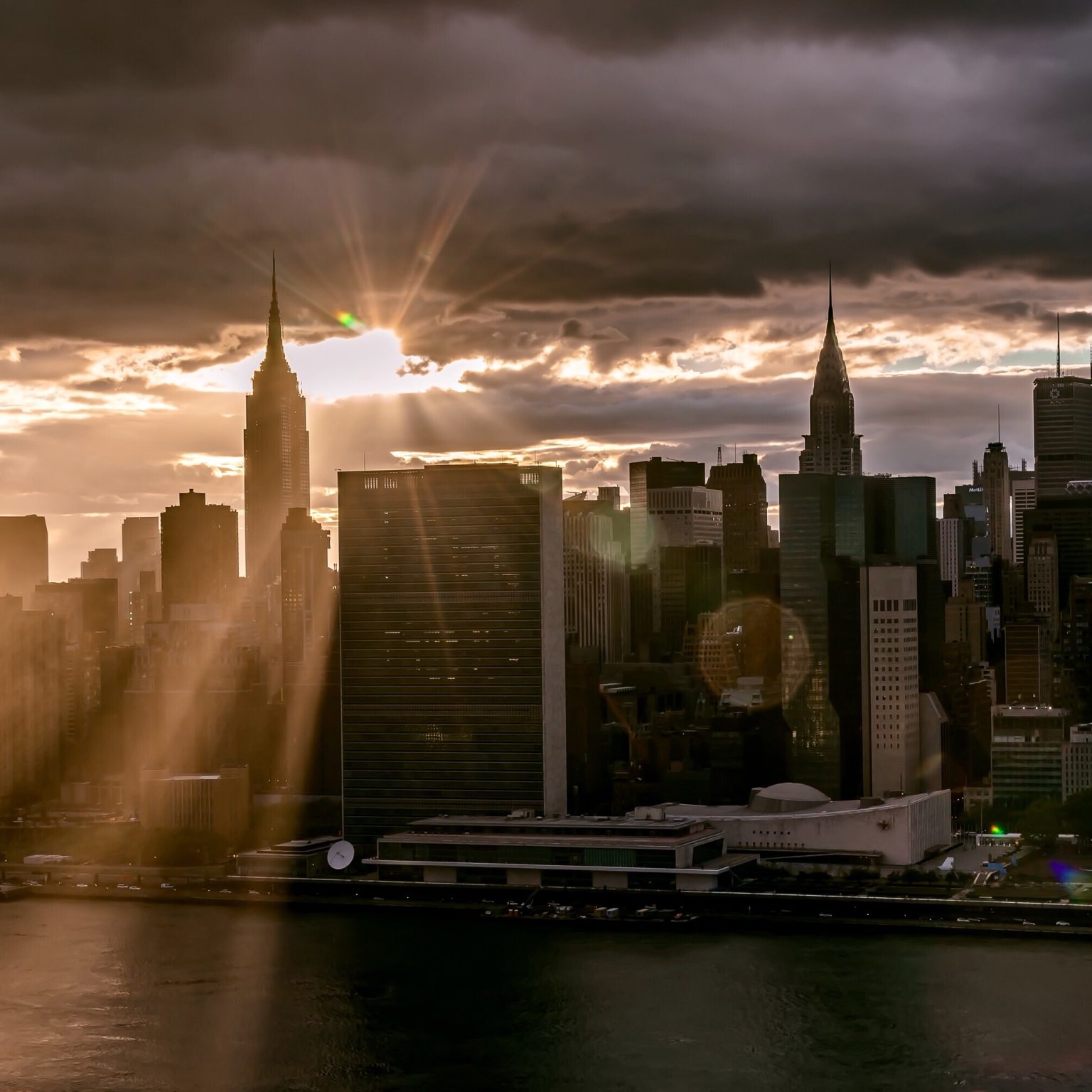 the sun rays shining through the manhattan skyscra 2024 12 04 21 30 41 utc 1536x1536